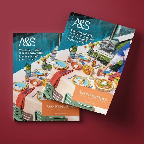 Jeu-concours / Le catalogue A&S Été 2023 est arrivé ! 
Cette année, vaisselle colorée et mets ensoleillés font les beaux jours de l’été. Une sélection aussi estivale que conviviale, à retrouver dans notre nouveau catalogue !
Nous vous offrons un lot de 6 assiettes dessert “Destination Mer”, de Degrenne, d’une valeur de 91€ !
Pour participer rdv sur Facebook et Instagram. Résultats le 4 juin : bonne chance à tous·tes !