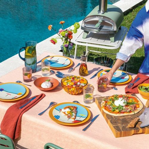 Dans 23 jours, l’été sera bel et bien là ! Alors il est grand temps de penser à vos futures tablées ensoleillées : entre pizzas tout juste sorties du four et vaisselle inondée de couleurs, vos repas en extérieur ont déjà le goût du bonheur ! Avec le four à pizza Ziipa, vos pizzas maison seront prêtes en 60 secondes seulement !