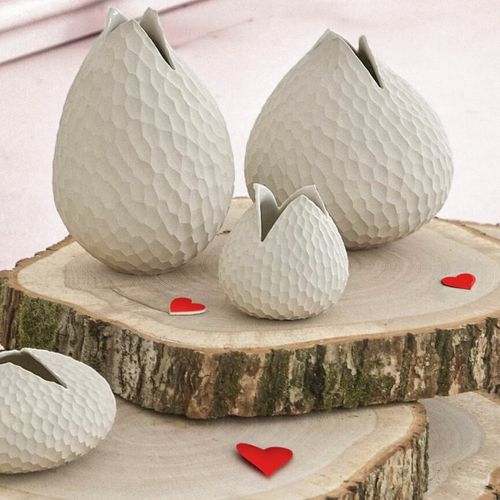 Avec leurs formes organiques et leur toucher mat, les vases Carve de la marque Asa raviront tous les amoureux de déco douce et naturelle !