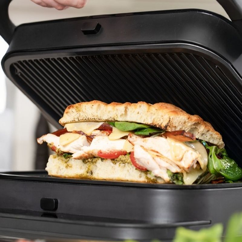 Panini poulet-fromage, pesto maison et légumes croquants