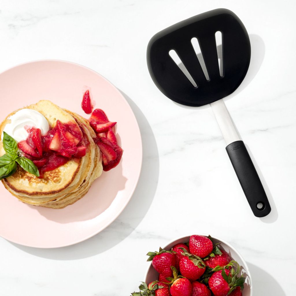 Spatule XL flexible ajourée en silicone 30,5cm - Visuel 3