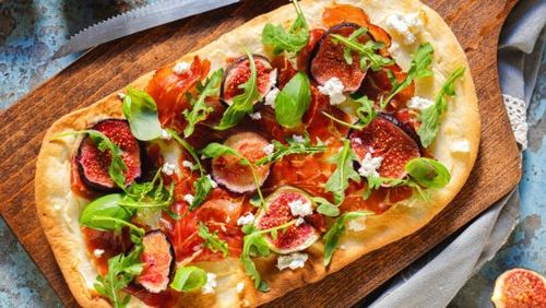 Pizza à la pancetta, aux figues et au fromage de chèvre