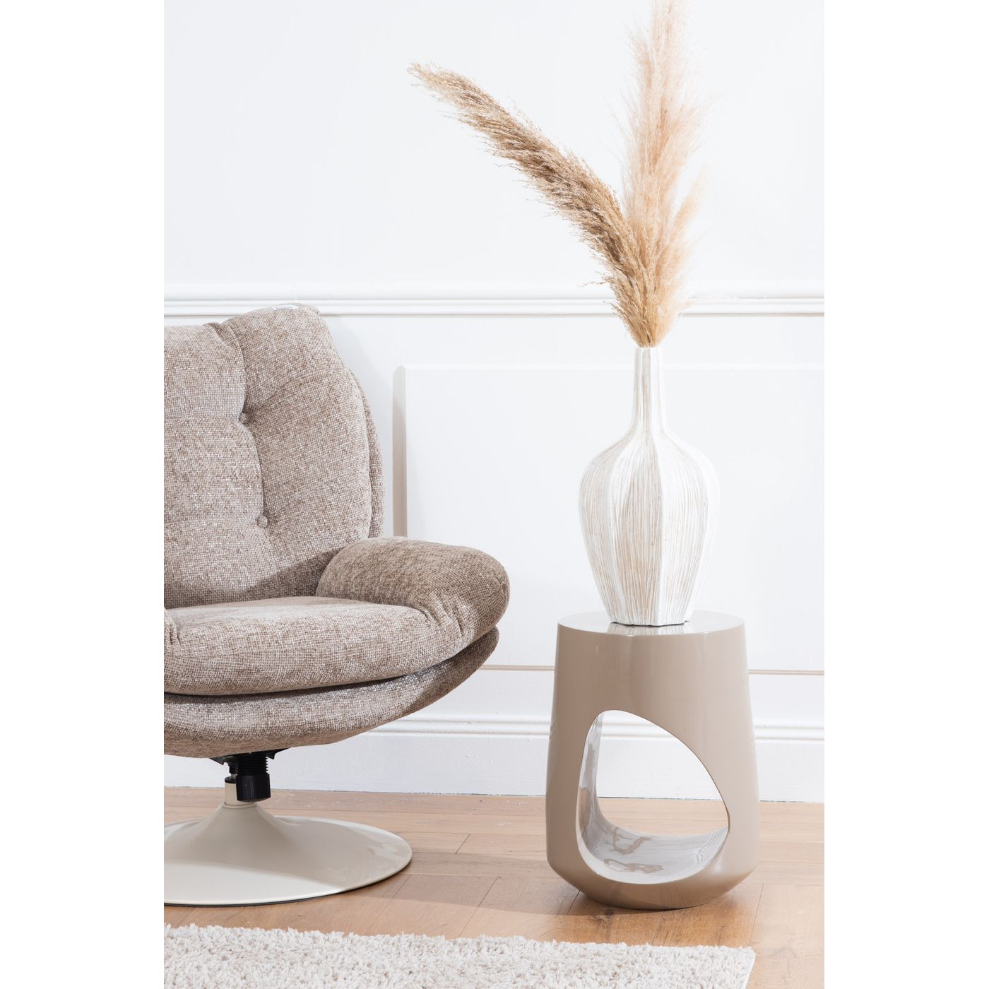 Fauteuil magnum – Taupe, pieds blancs