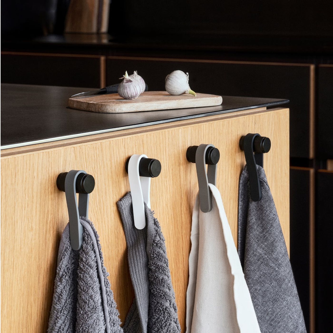Set de 2 porte-torchons aimantés en silicone boucle Loop gris foncé