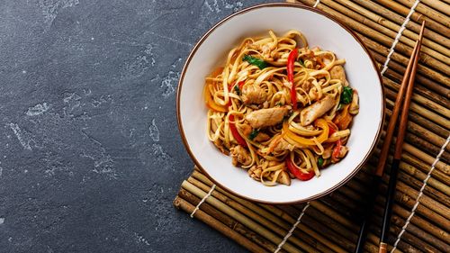 Wok de nouilles sautées aux légumes & champignons