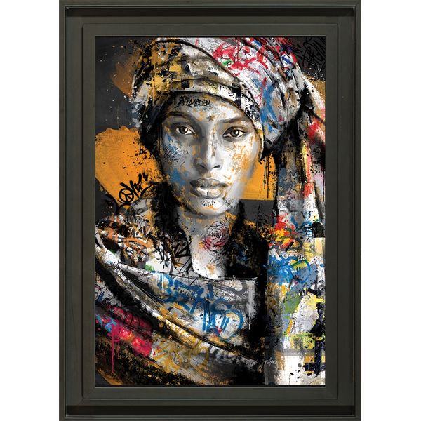 Une femme en costume traditionnel à identifier by Photographie