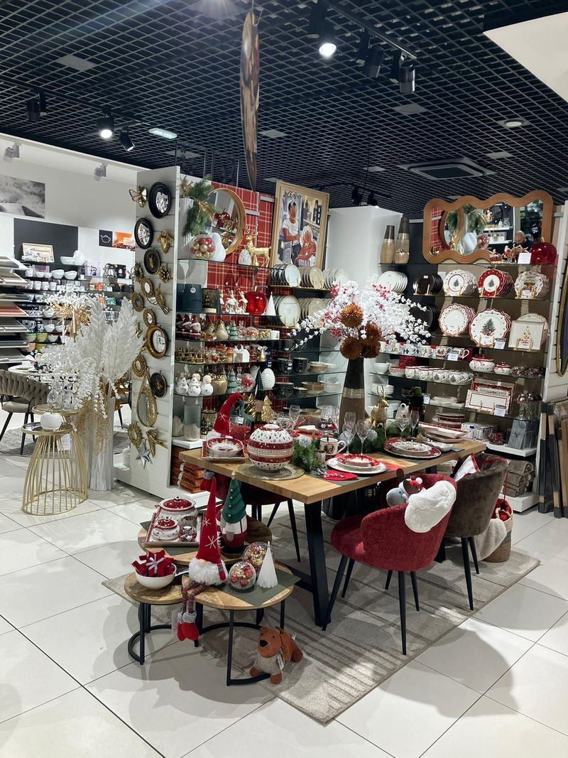 Ambiance & Styles Soissons - Mise en scène de produits de décoration et d'art de la table au centre du magasin Ambiance & Styles.