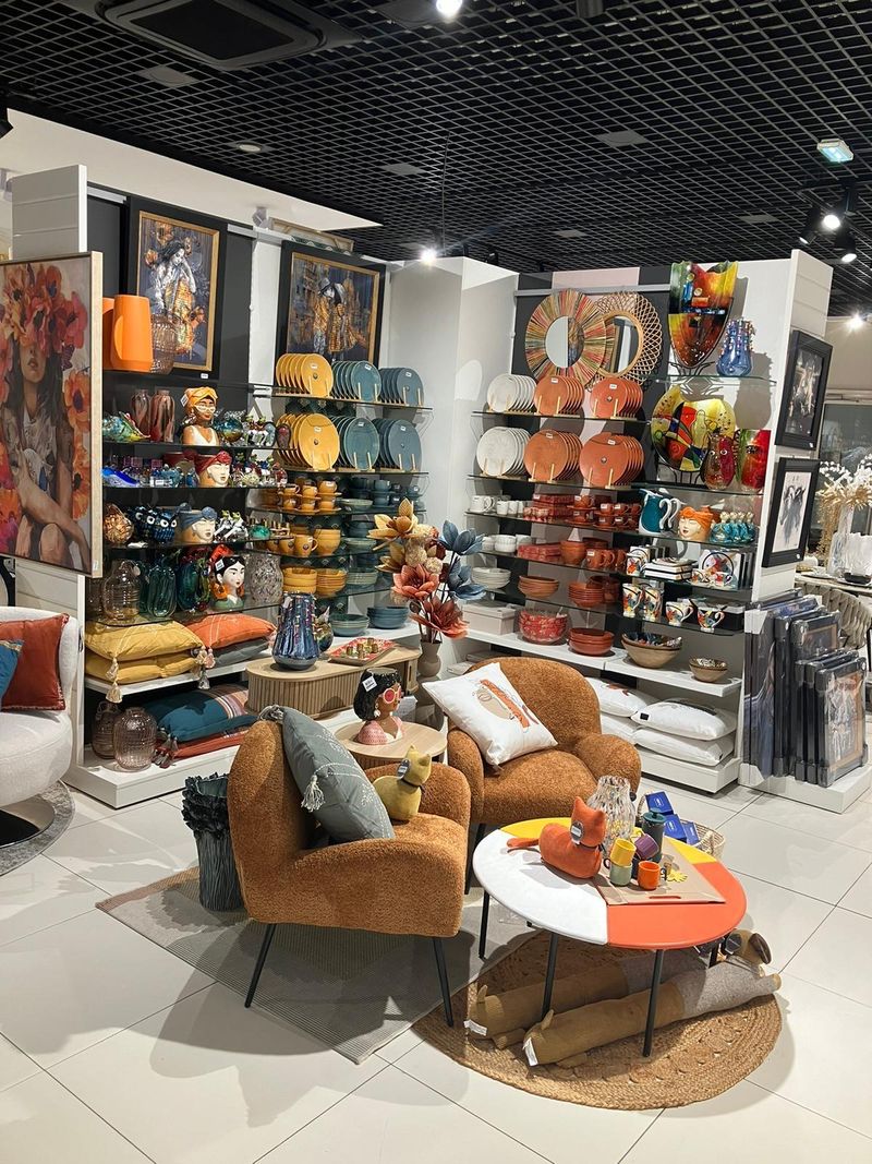 Ambiance & Styles Soissons - Mise en scène de produits de décoration et d'art de la table au centre du magasin Ambiance & Styles.