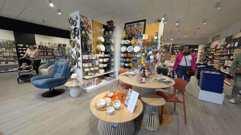 Ambiance & Styles Orange - Mise en scène de produits de décoration et d'art de la table au centre du magasin Ambiance & Styles.