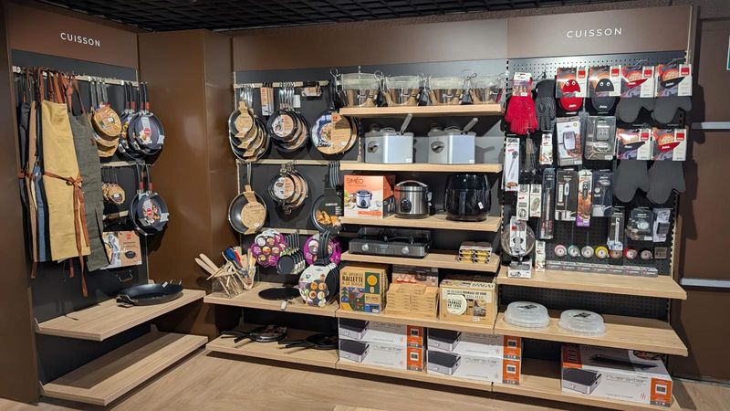 Ambiance & Styles MALAUZAT RIOM - Rayon cuisine présentant une large sélection de produits cuisson.