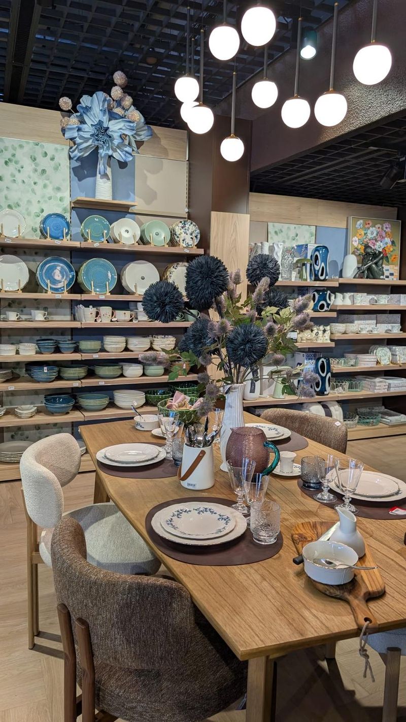 Ambiance & Styles MALAUZAT RIOM - Mise en scène de produits de décoration et d'art de la table au centre du magasin Ambiance & Styles.