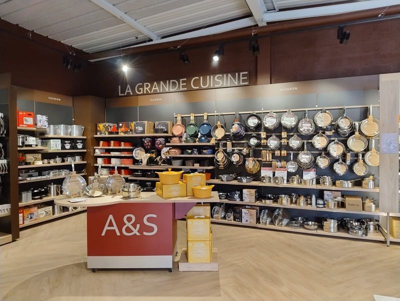 Ambiance & Styles Puilboreau - Rayon cuisine présentant une large sélection de casseroles, poêles et accessoires de cuisson.
