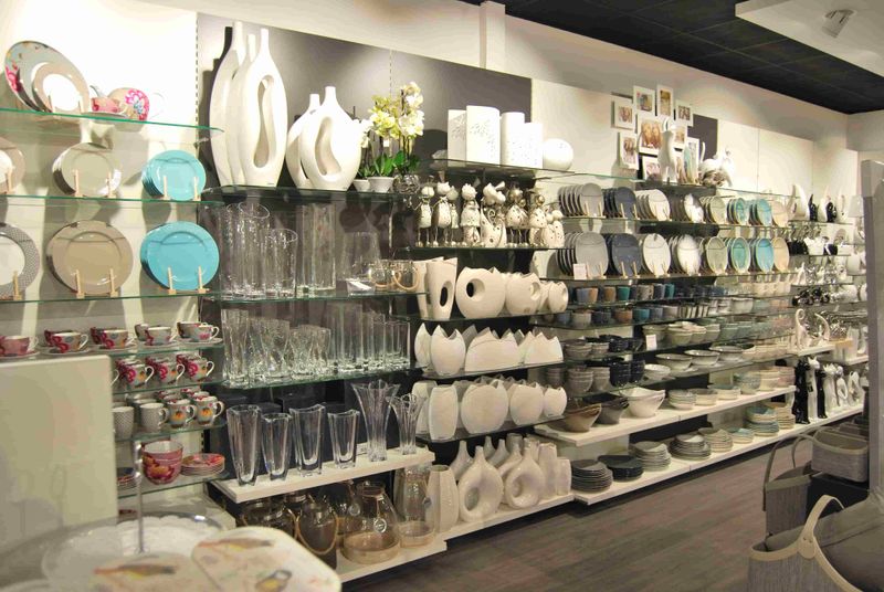 Ambiance & Styles Bastia - Intérieur du magasin (rayon vaisselle)